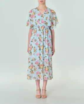 Abito lungo azzurro in chiffon a fantasia floreale rosa con maniche ad aletta scollo a V e fascia in punto smock in vita