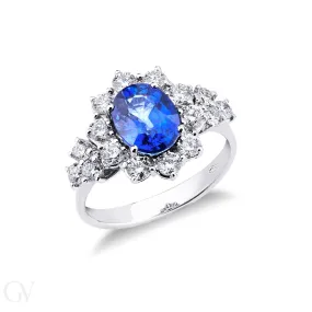 Anello in oro bianco 18k con diamanti a contorno e zaffiri blu.