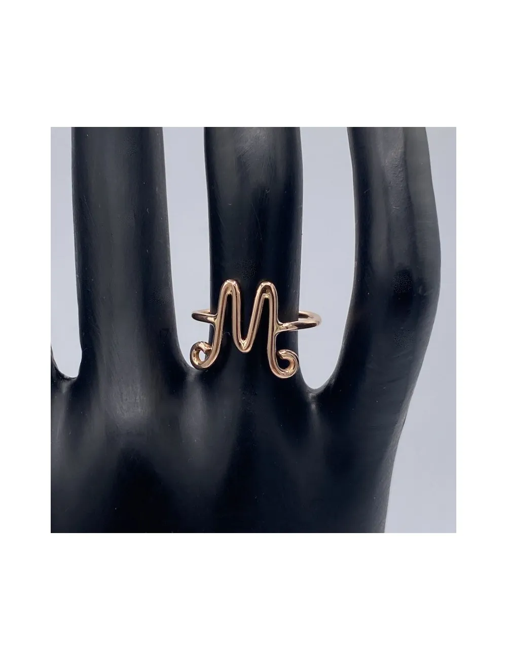 Anello in oro rosa con iniziale
