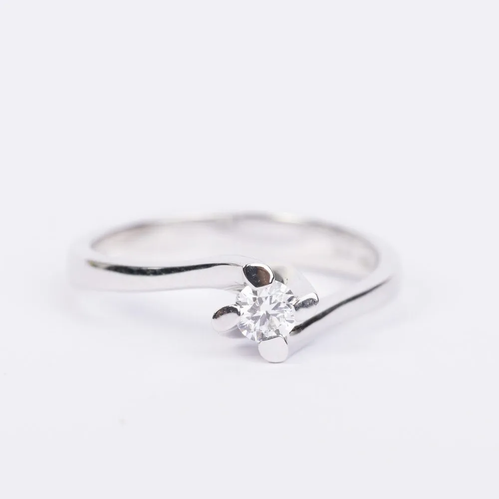 Anello Solitario in Oro Bianco con Diamante – AN20LTG50M