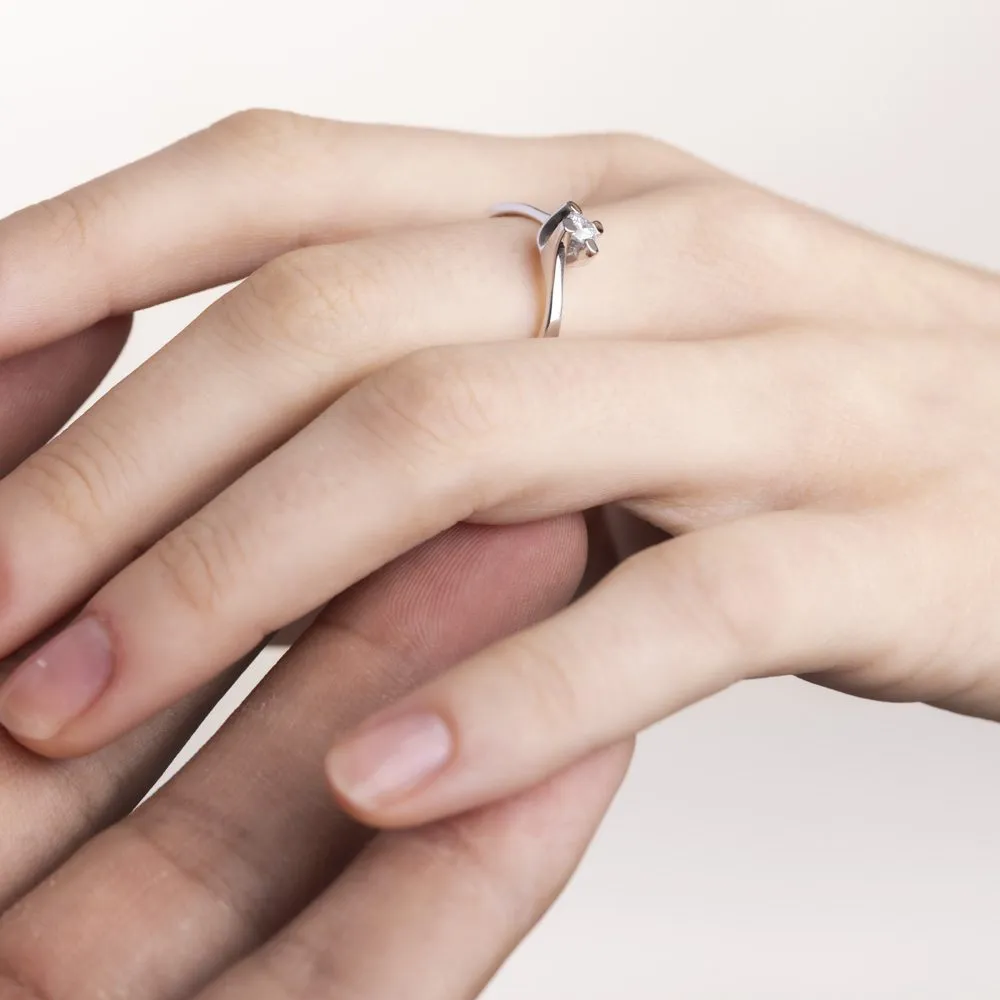 Anello Solitario in Oro Bianco con Diamante – AN20LTG50M