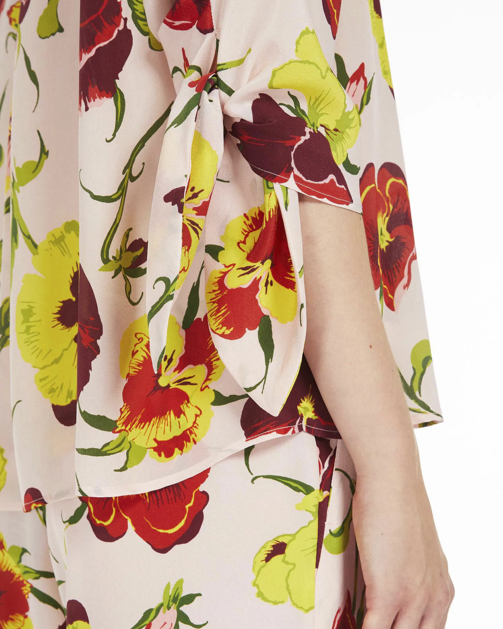 Blusa in seta rosa a fantasia fiori gialli e bordeaux con fiocchi sulle maniche tre quarti