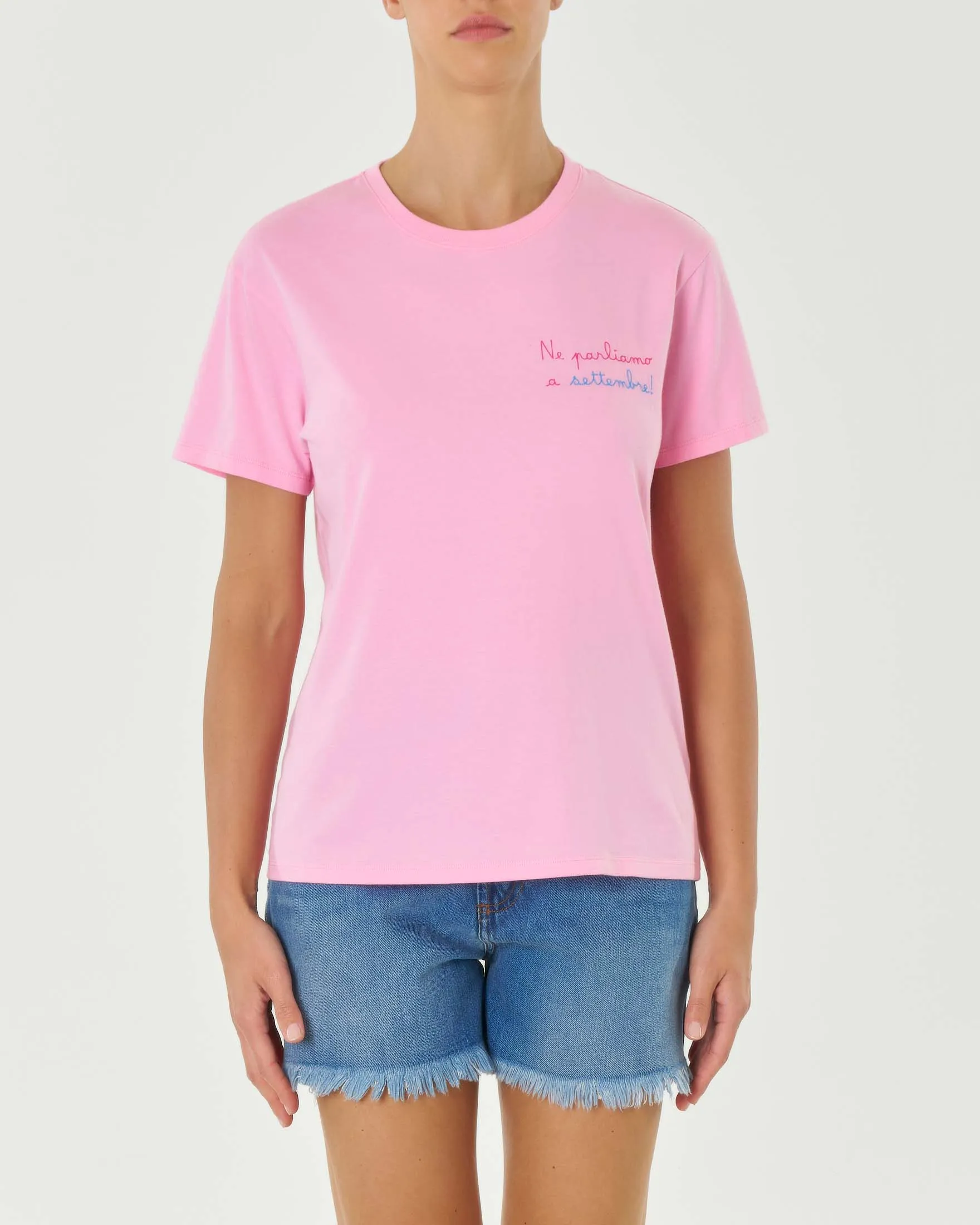 T-shirt rosa in puro cotone con scritta 'Ne parliamo a settembre!' fucsia e azzurra ricamata sul petto