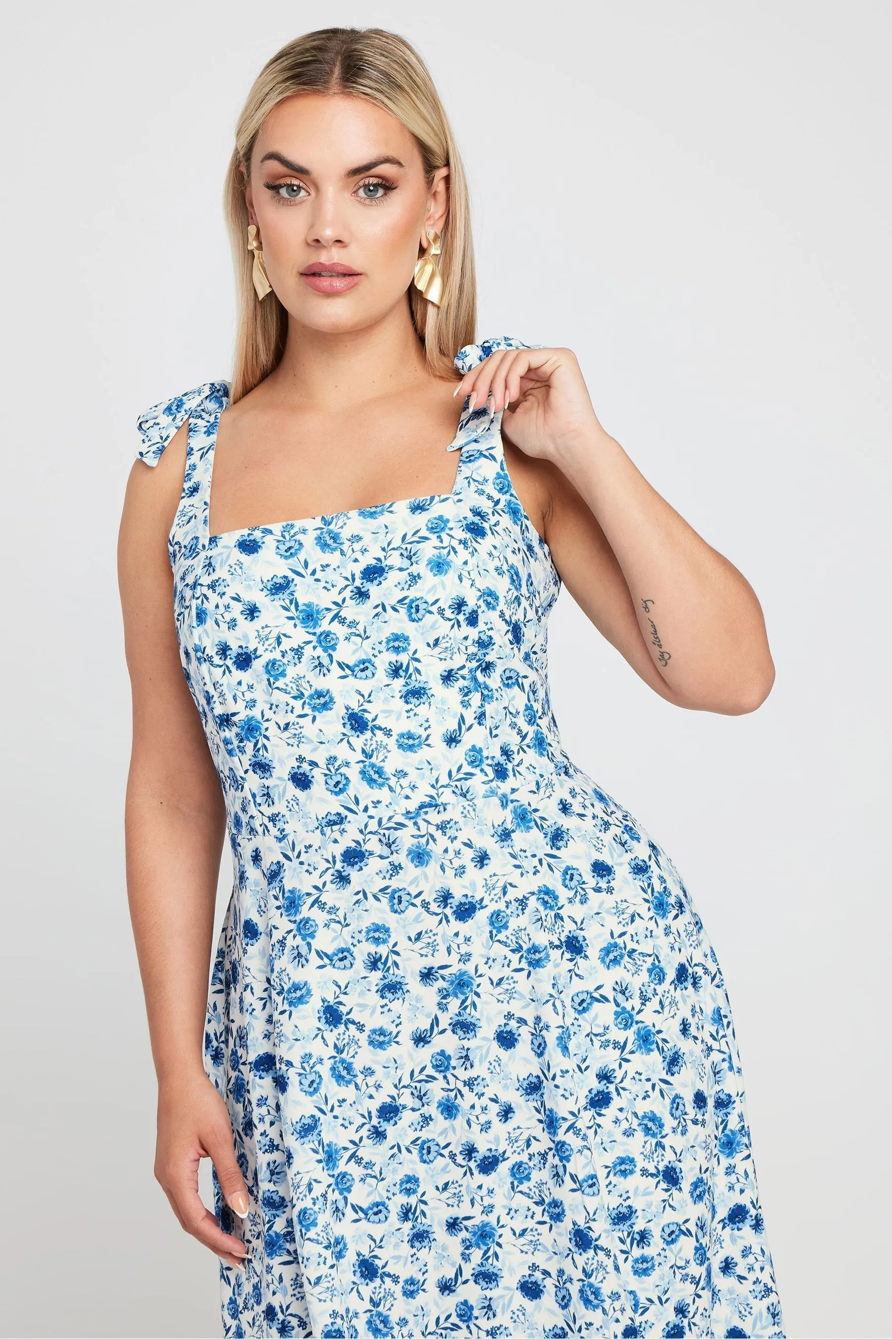 Yours Curve LIMITED COLLECTION Curve - Abito Blu Floreale Stampa Fiocco al polpaccio con spalline